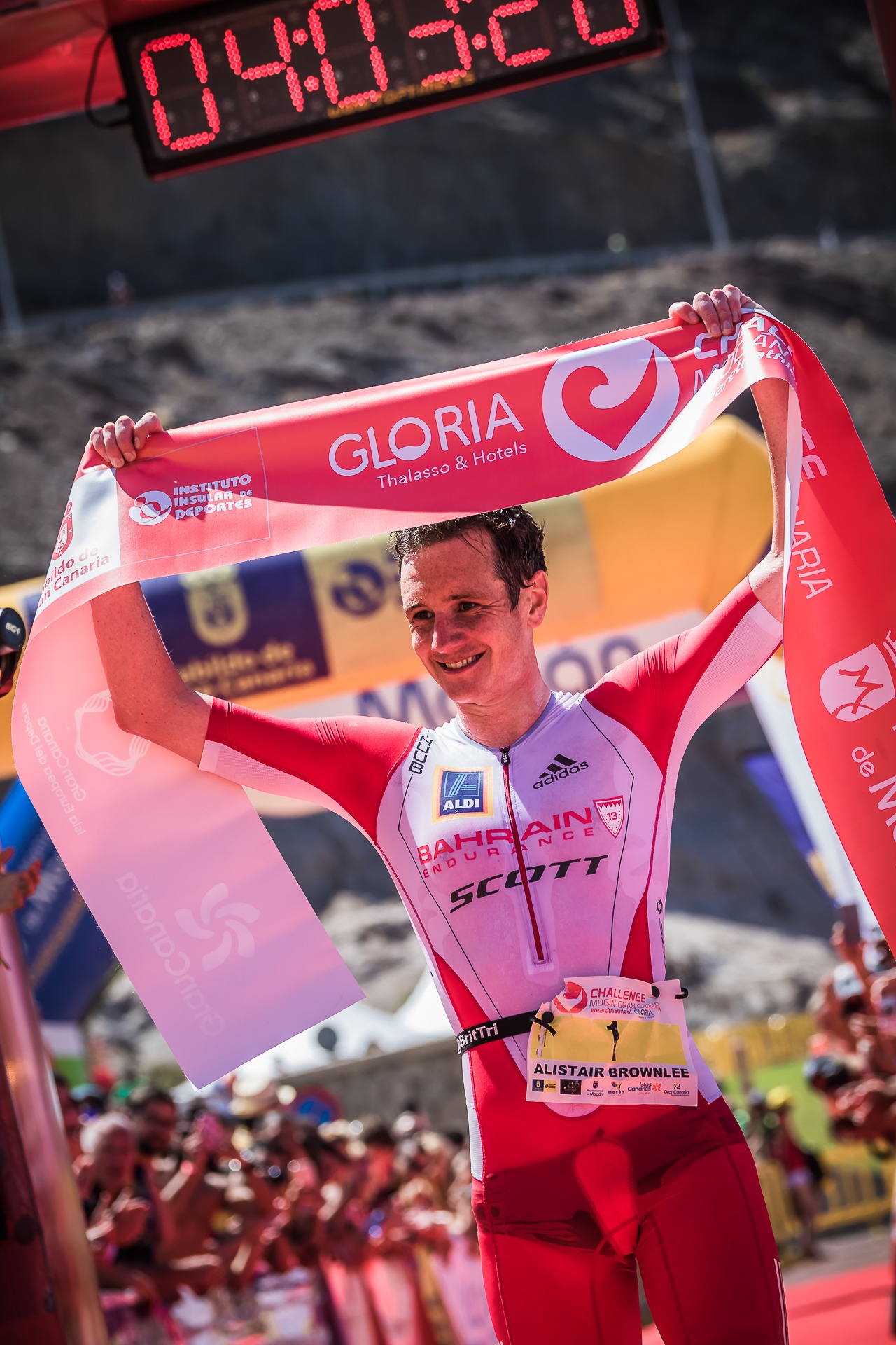Alistair Brownlee celebrando su victoria en Challenge Mogán Gran Canaria 2017