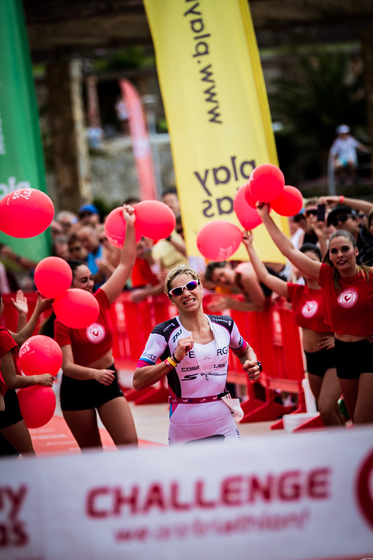 Anja Beranek corriendo hacia la meta de Challenge Fuerteventura 2016