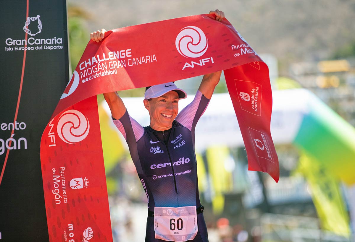Anne Haug celebrando su victoria en Challenge Mogán Gran Canaria