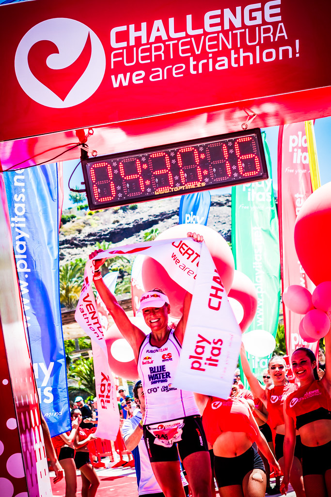 Camilla Pedersen celebrando su victoria en la meta de Challenge Fuerteventura 2014