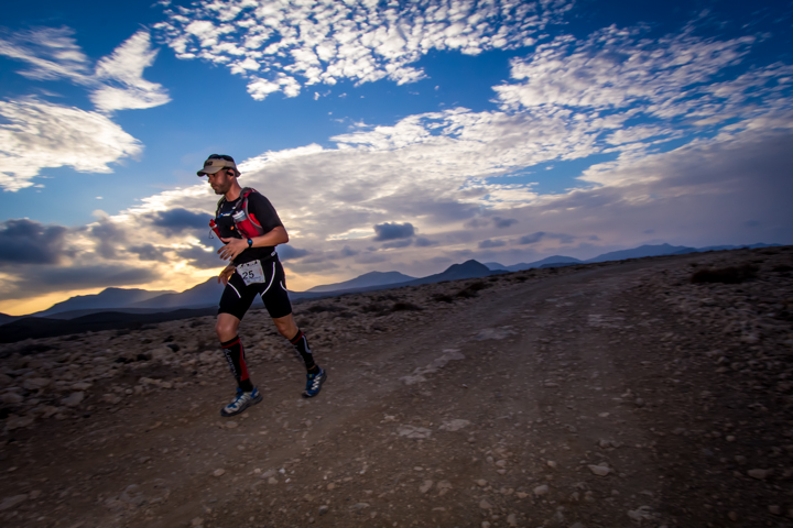Corredor de trail en Fuerteventura bajo un cielo de atardecer