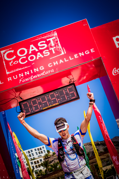 Corredor celebrando en la meta del Fuerteventura Coast2Coast