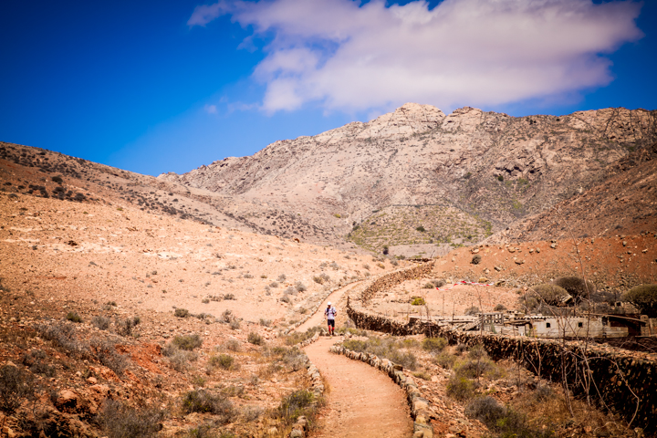 Sendero de montaña atravesando el paisaje árido de Fuerteventura