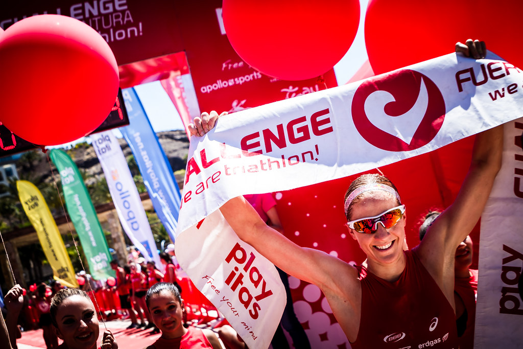 Daniela Ryf celebrando su victoria en Challenge Fuerteventura 2015