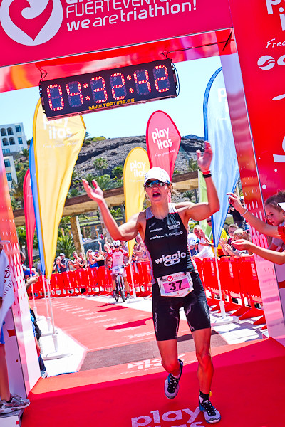 Emma-Kate Lidbury cruzando la meta en 2012