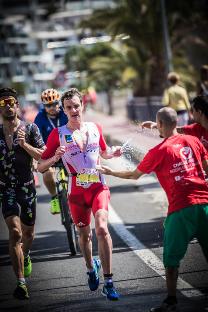 Atleta recibiendo apoyo durante la carrera