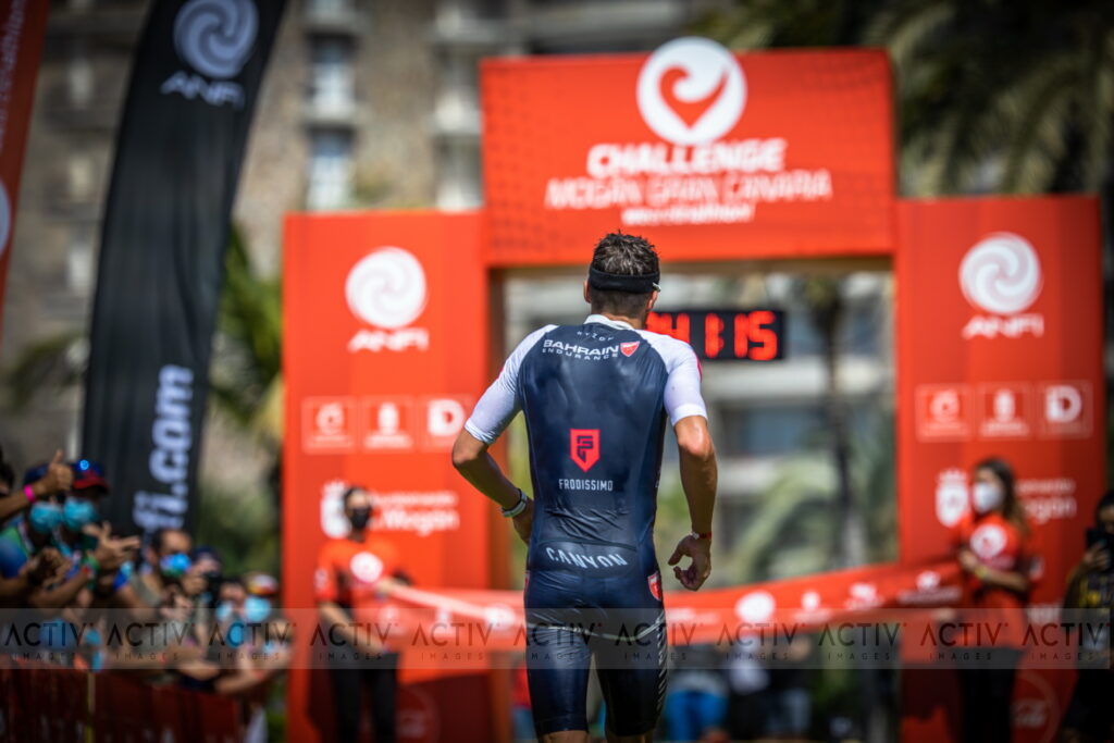 Triatleta acercándose a la meta en Gran Canaria