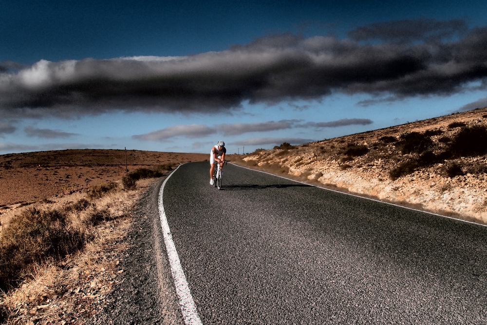 Ciclista en el paisaje volcánico de Fuerteventura