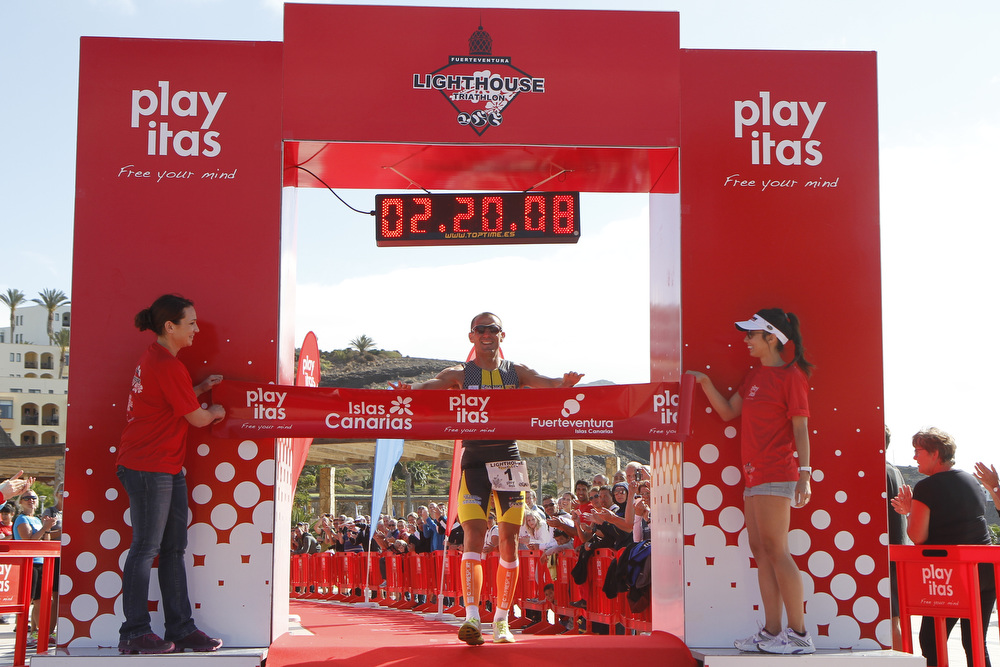 Triatleta cruza la meta del Lighthouse Classic Triathlon