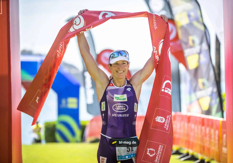 Nicola Spirig celebrando en la meta de Challenge Mogán Gran Canaria