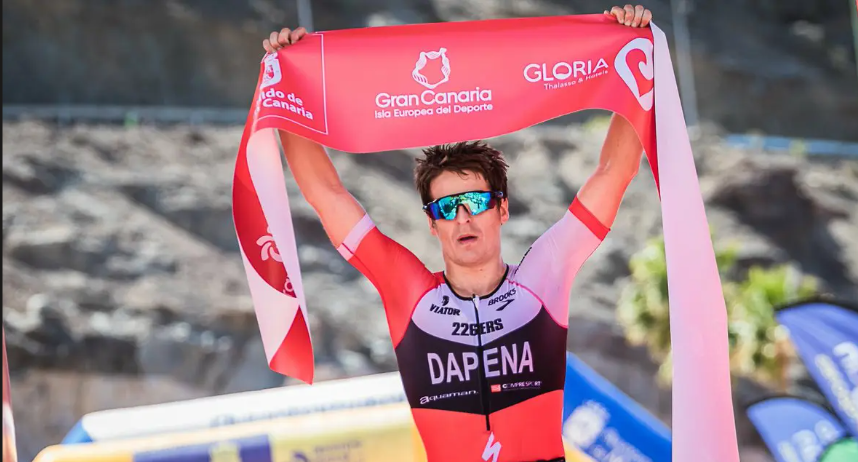 Pablo Dapena celebrando en la meta de Challenge Mogán Gran Canaria