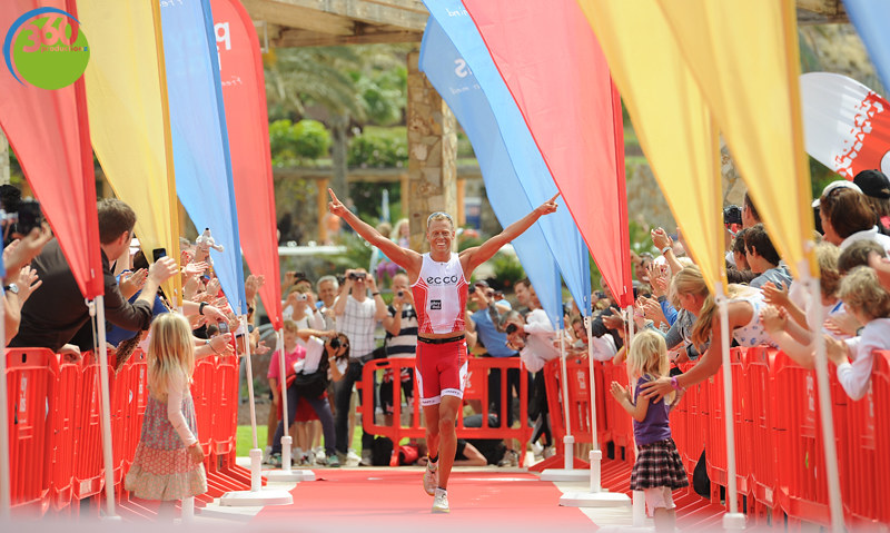 Rasmus Henning celebrando en la meta de Challenge Fuerteventura