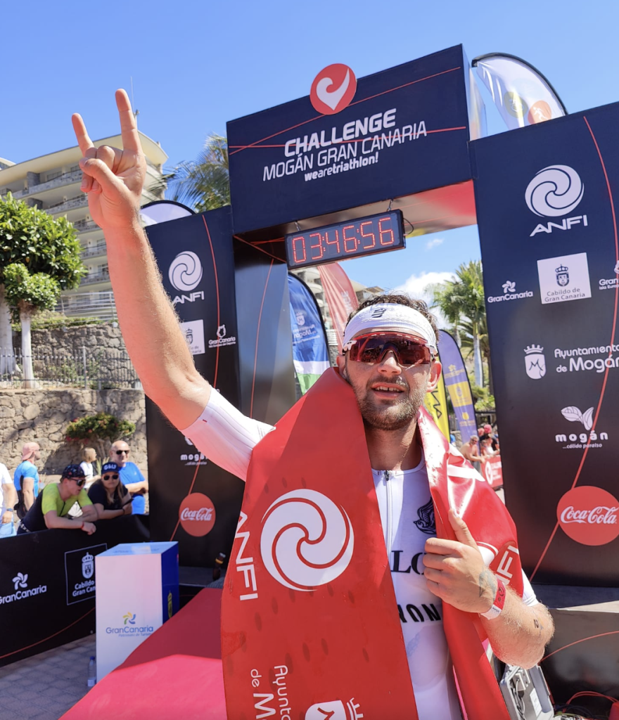 Sam Laidlow celebrando en la meta de Challenge Mogán Gran Canaria 2023