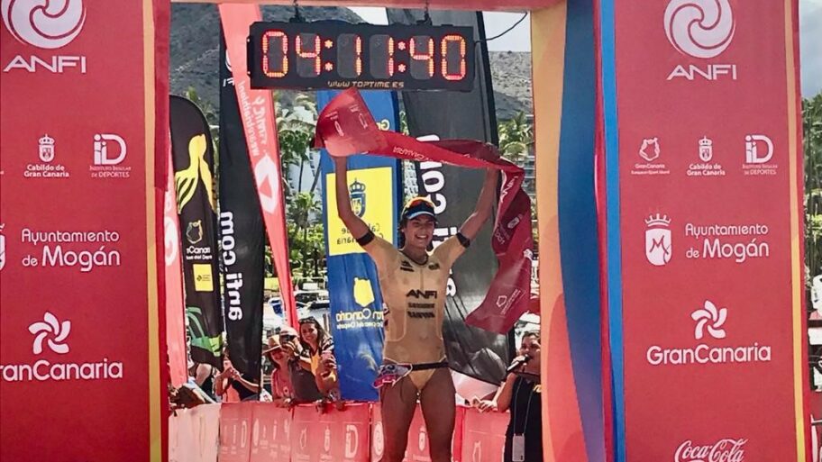 Sara Pérez Sala celebrando su victoria en Challenge Mogán Gran Canaria 2022
